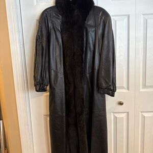 Elegant Black Leather with Fox fur Trim coat. With Thermo lite lining Medium VTG